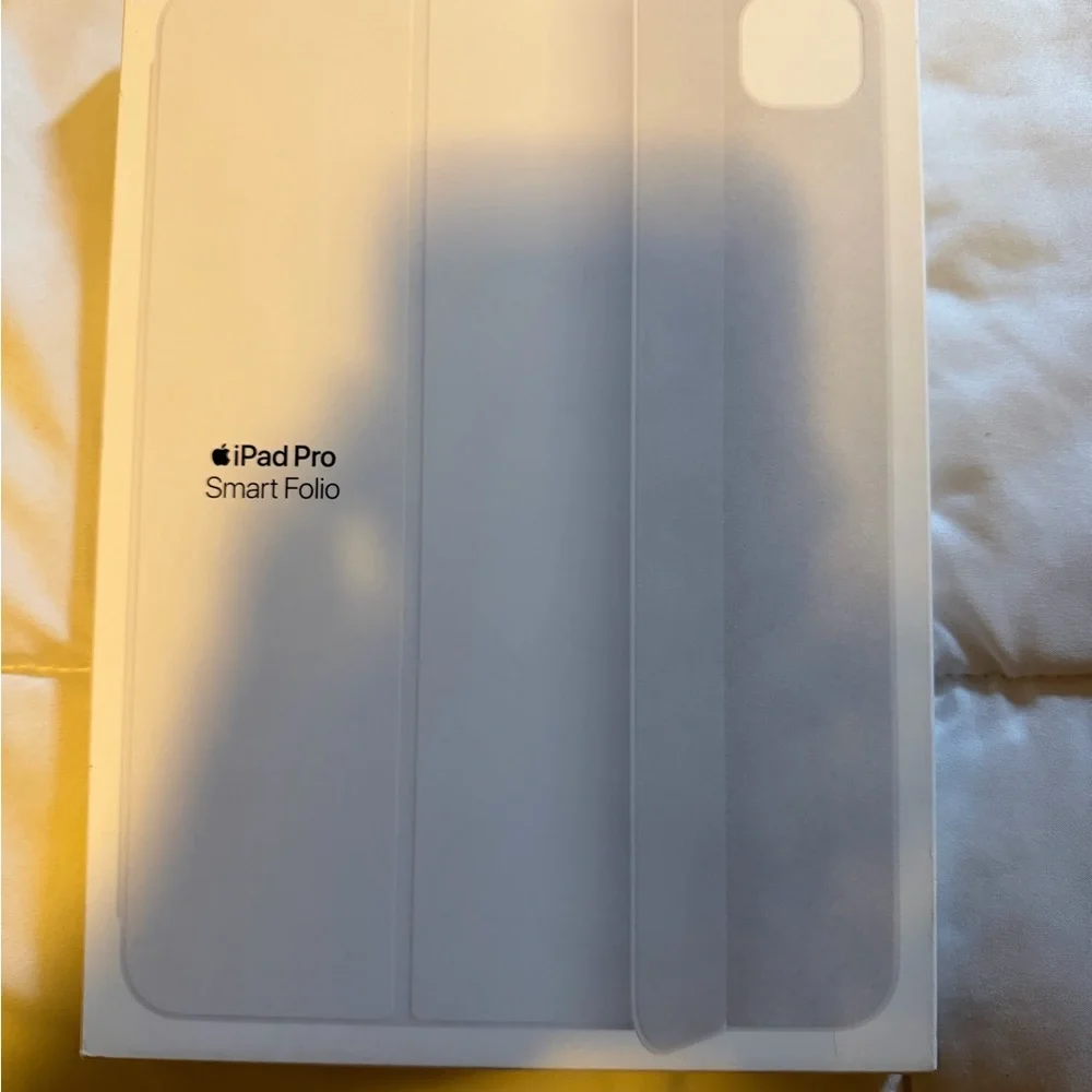 Apple Smart Folio for iPad Pro 11-inch M4/M5 White ​​​​​​​Brand NEW